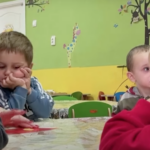 Bambini in una casa rifugio in Ucraina (Foto: YouTube)