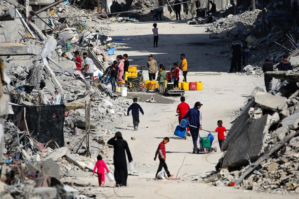 Bambini raccolgono acqua a Khan Younis, nel sud della Striscia di Gaza