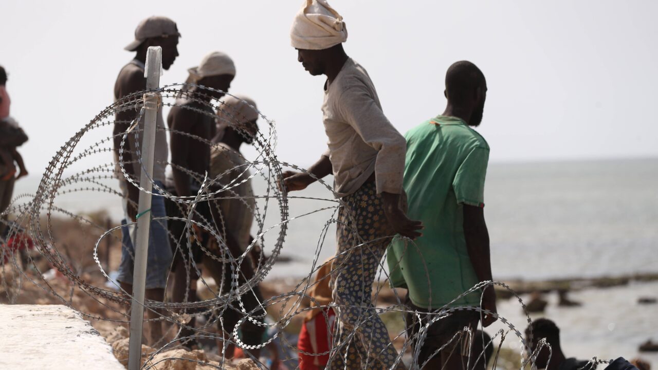 Migranti africani al confine tra Libia e Tunisia a Ras Ajdir, luglio 2023.