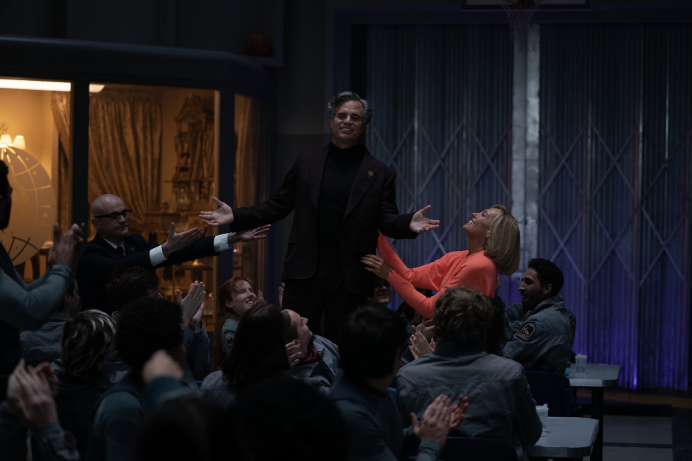 Una scena di "Mickey 17" con Mark Ruffalo (Kenneth Marshall) e Toni Collette (Ylfa)