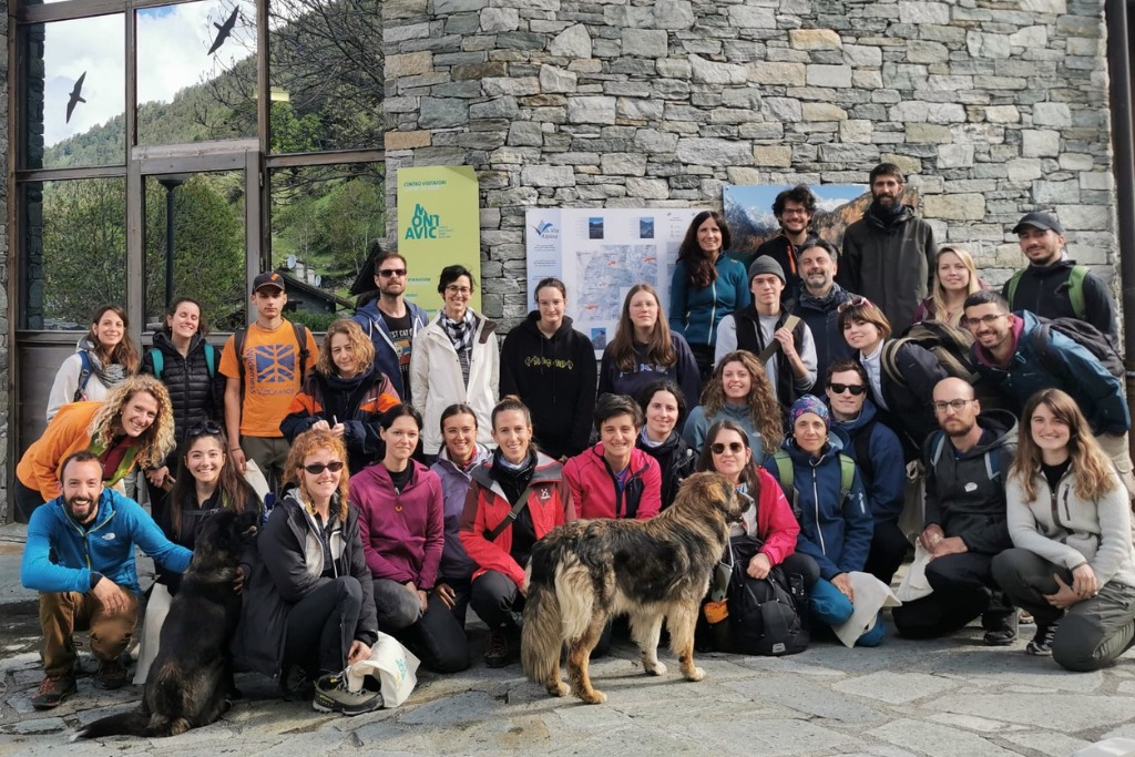 Lassù fra le montagne, con i volontari di “Pasturs”: un gruppo di partecipanti