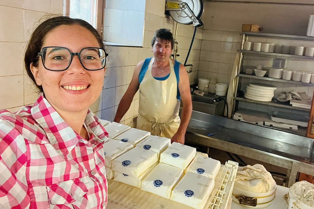 Una volontaria del progetto Pasturs nel laboratorio di un casaro