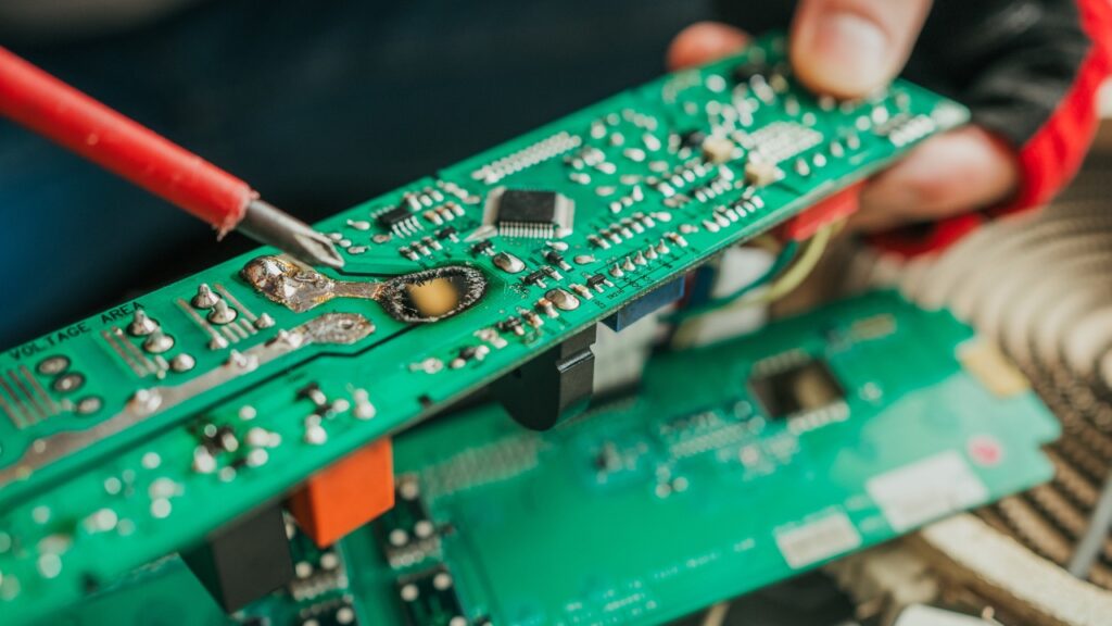 Il paradosso delle terre rare: un circuito stampato