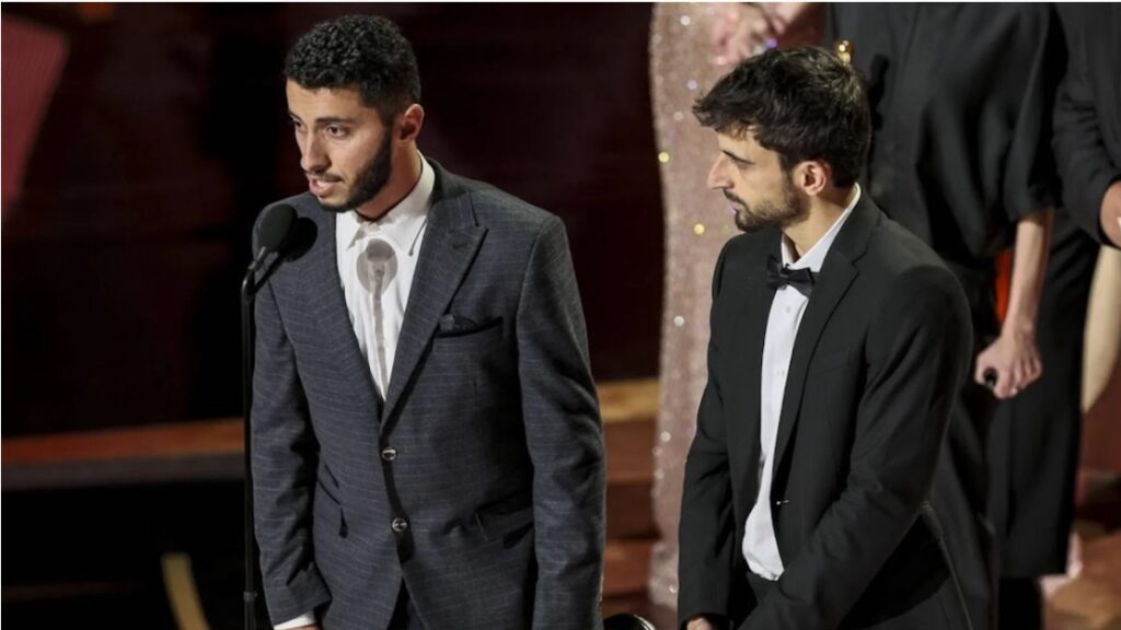 Basel Adra e Yuval Abraham durante la cerimonia degli Oscar 2025. 