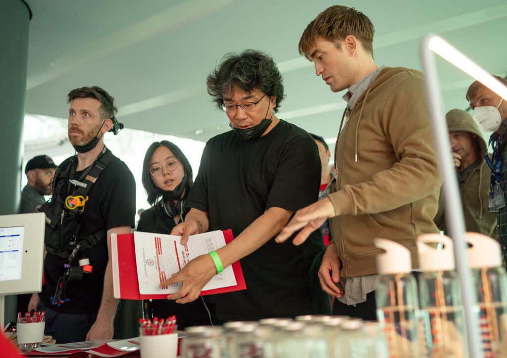  Bong Joon Ho e Robert Pattison sul set di "MIckey 17"