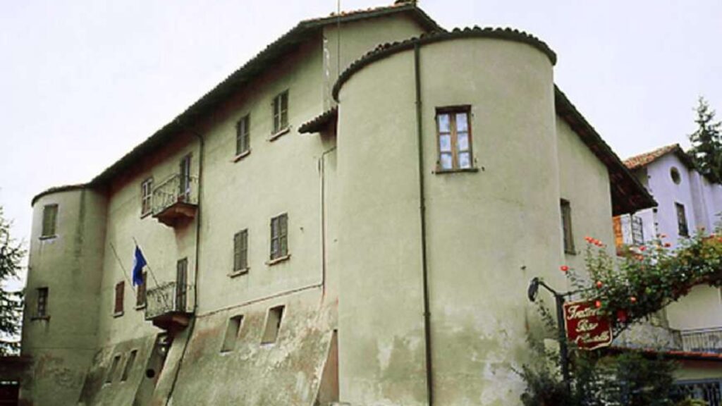 Il dolce abbraccio della Strada Romantica: Castello di Benevello (Cn)