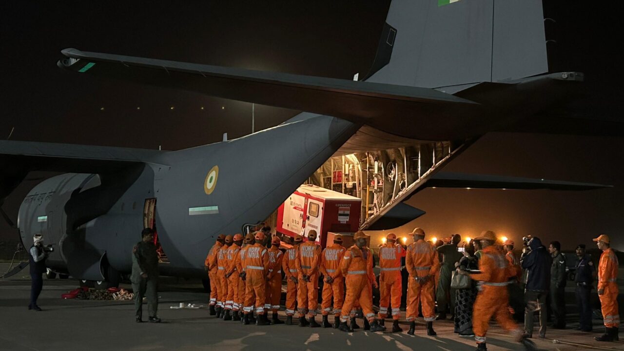 L'arrivo degli aiuti umanitari inviati in Myanmar dall'India. Foto: Governo indiano