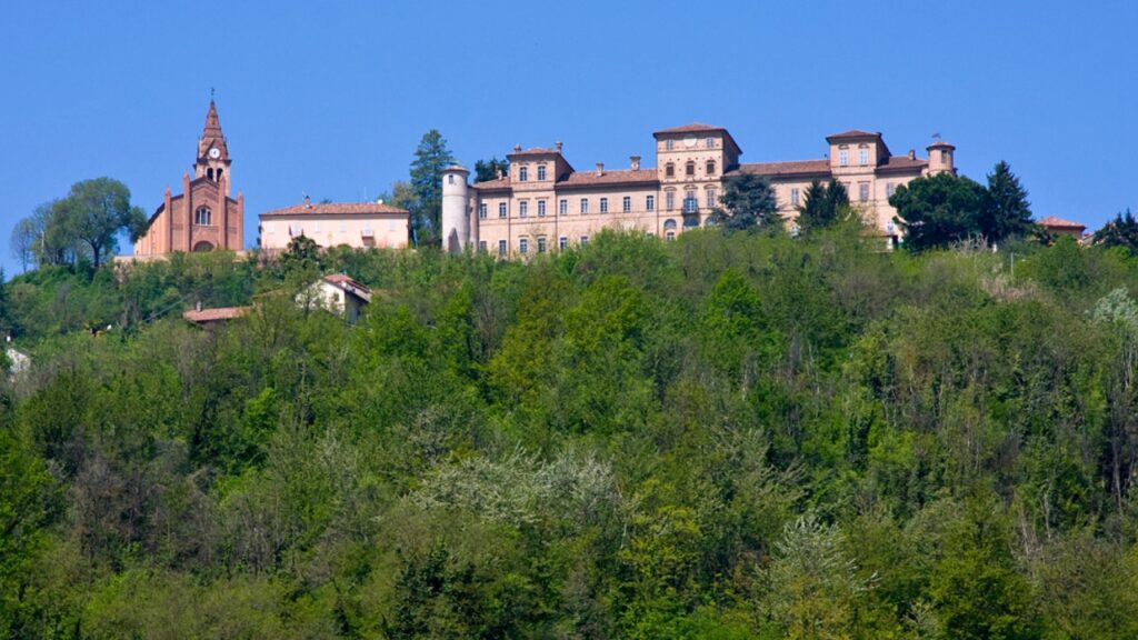 Il dolce abbraccio della Strada Romantica: Magliano Alfieri (Cn).