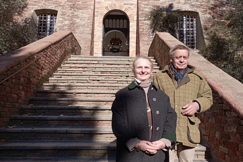 Il dolce abbraccio della Strada Romantica: Monticello d'Alba, i conti Roero