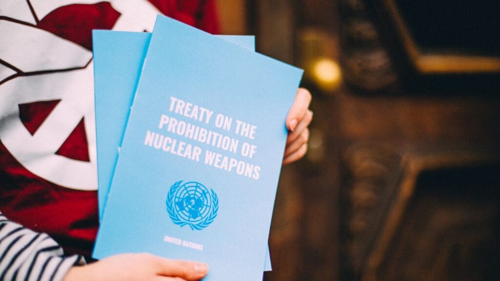 Intervista a Simone Siliani: La copertina del Trattato contro la proliferazione delle armi nucleari