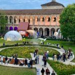 Cartoline dal Fuorisalone: il pubblico in visita nel Cortile d’Onore dell’Università degli Studi di Milano