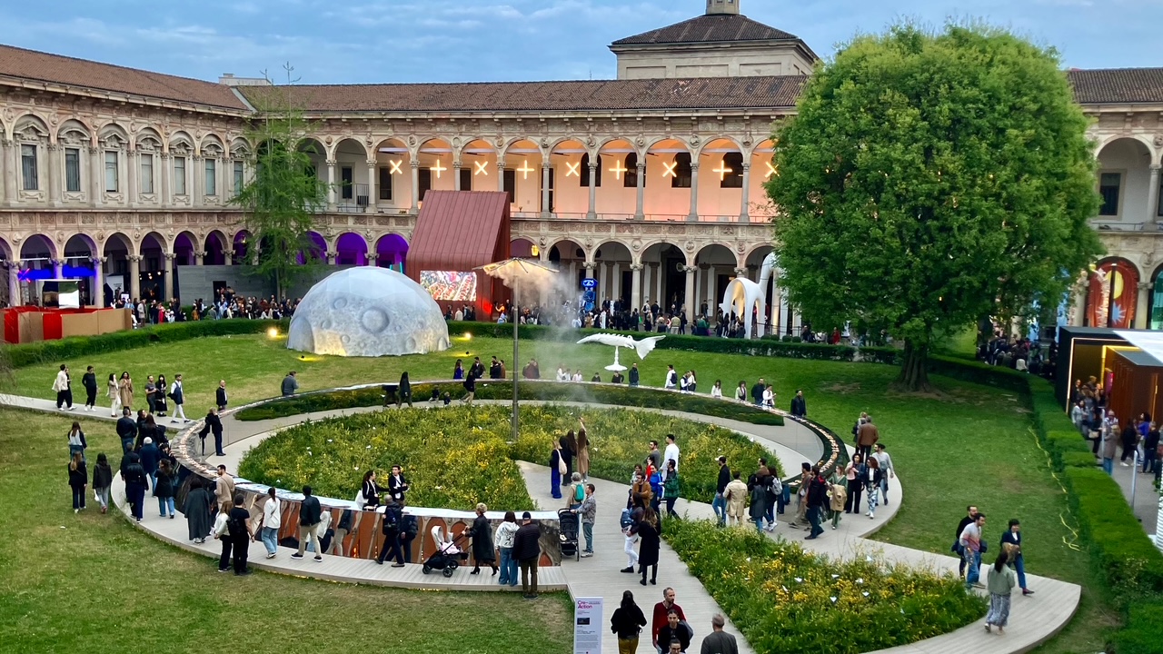 Cartoline dal Fuorisalone: il pubblico in visita nel Cortile d’Onore dell’Università degli Studi di Milano
