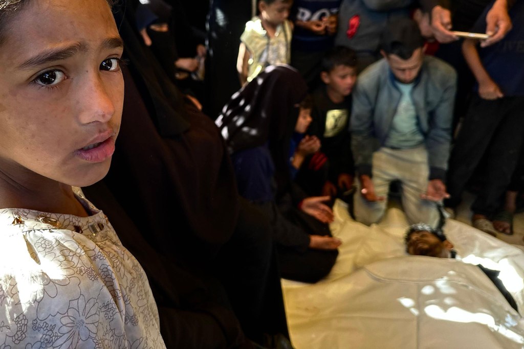 L'ospedale Nasser di Khan Yunis, a Gaza, dove i parenti piangono la perdita dei propri congiunti