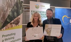 Stefano Fabian e Stefania De Michiel ritirano per Servizio biodiversità della Regione Friuli Venezia Giulia il primo premio dell’European Bee Award 2023. Foto: Linkedin