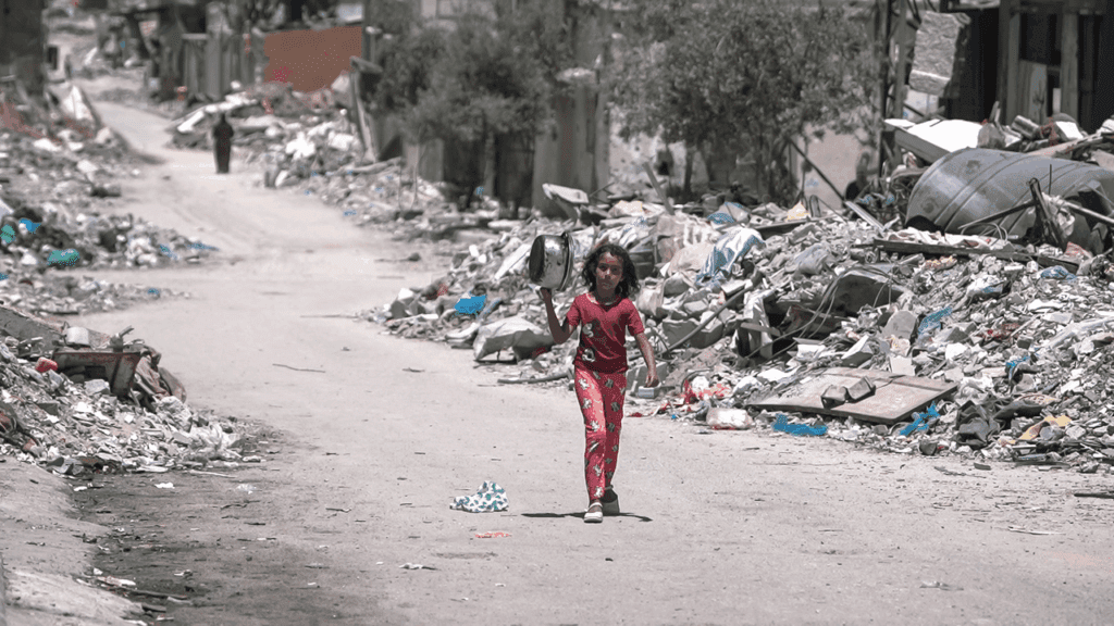bambina in cerca di cibo nella Striscia di Gaza