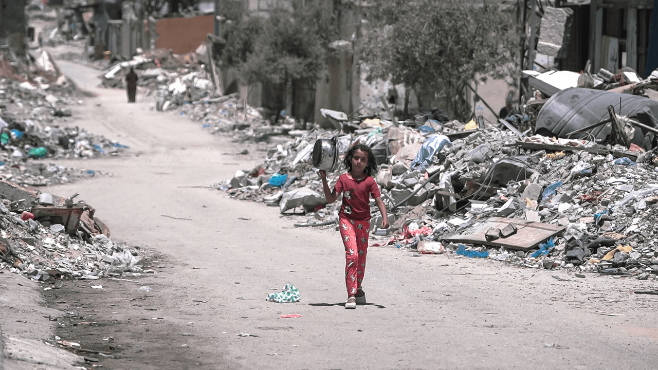bambina in cerca di cibo nella Striscia di Gaza