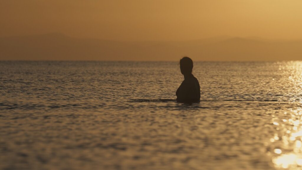 "Breath", il docufilm che racconta la bellezza e la sofferenza del mare: una donna in mare