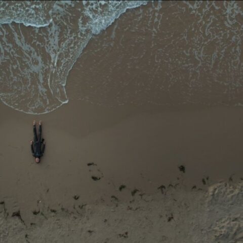 “Breath”, il docufilm che racconta la bellezza e la sofferenza del mare: un uomo sulla battigia inquadrato dall'alto