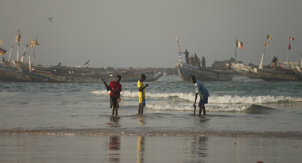 "Breath", il docufilm che racconta la bellezza e la sofferenza del mare: ragazzi africani sulla battigia