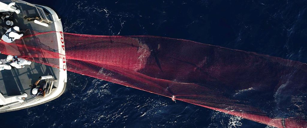 "Breath", il docufilm che racconta la bellezza e la sofferenza del mare: un peschereccio getta la rete