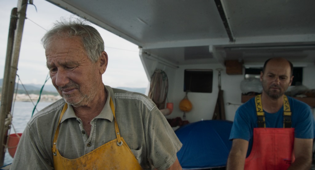 "Breath", il docufilm che racconta la bellezza e la sofferenza del mare: due pescatori a bordo del peschereccio