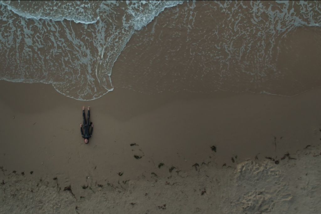 “Breath”, il docufilm che racconta la bellezza e la sofferenza del mare: un uomo sulla battigia inquadrato dall'alto