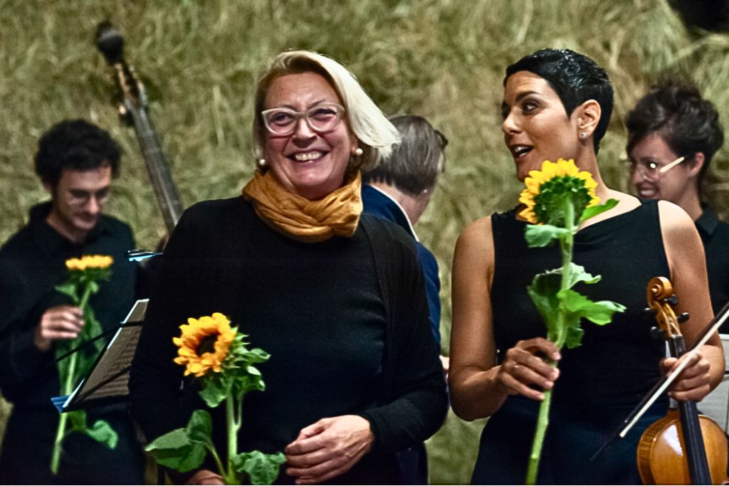 Daniela dolci e il sogno educativo di suo padre Daniele: la musicista con un girasole in mano