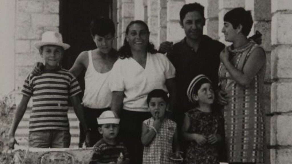 Daniela dolci e il sogno educativo di suo padre Daniele: un'immagine storica con Vincenzina Mangano