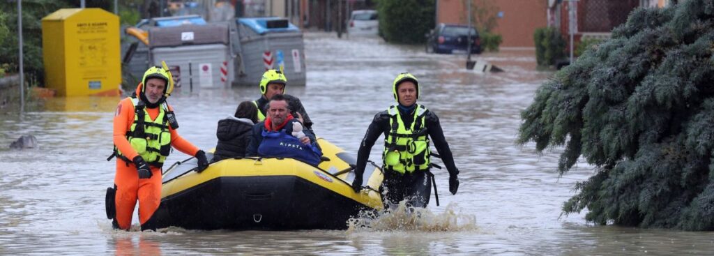 Un'operazione di salvataggio durante l'alluvione in Emilia Romagna,
