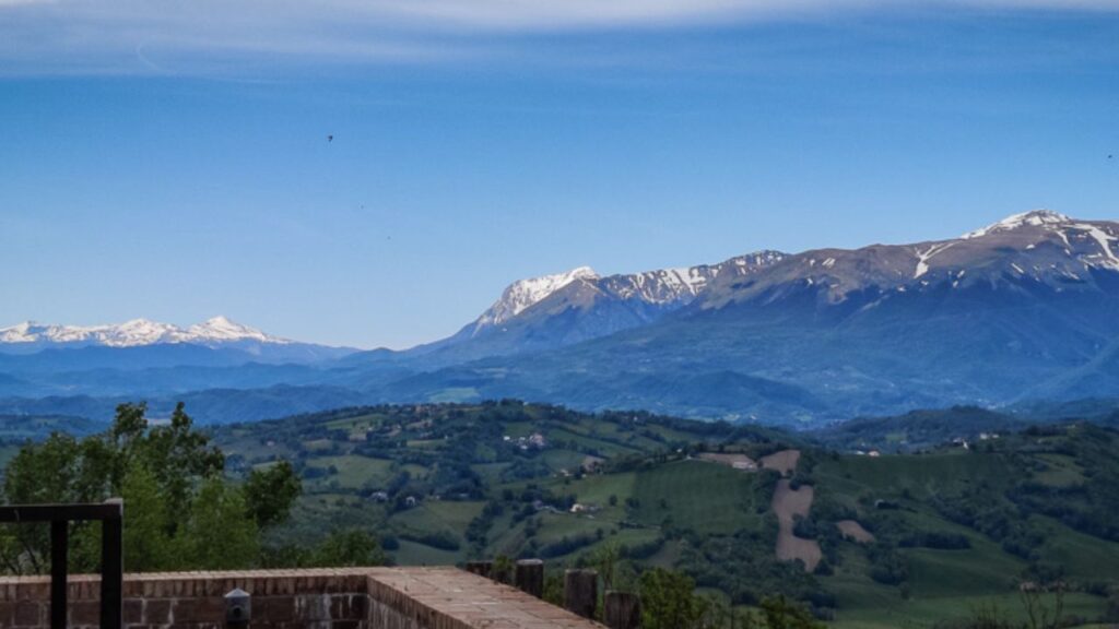 Sette cammini in Val di Fiastra: la vista sui SIbillini