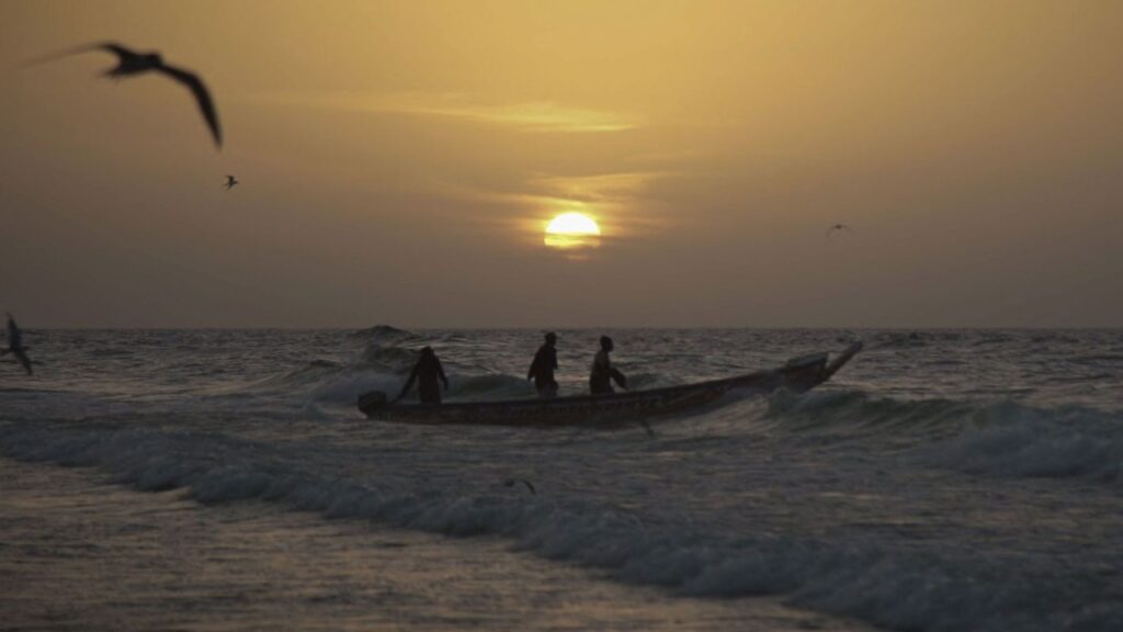 "Breath", il docufilm che racconta la bellezza e la sofferenza del mare: un'imbarcazione al tramonto