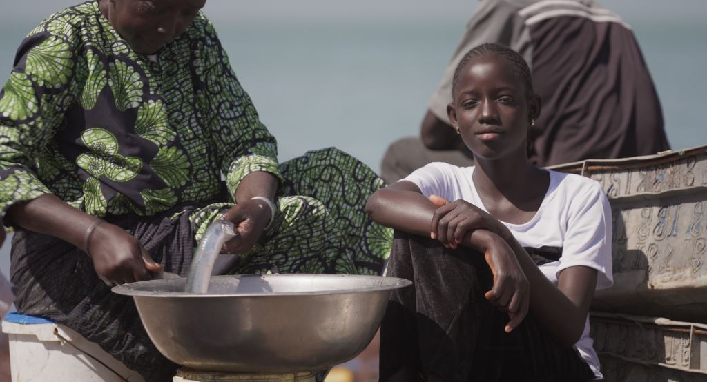 "Breath", il docufilm che racconta la bellezza e la sofferenza del mare: una bambina africana