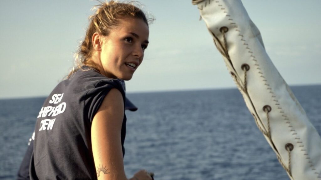 “Breath”, il docufilm che racconta la bellezza e la sofferenza del mare: “Breath”, il docufilm che racconta la bellezza e la sofferenza del mare: la regista Ilaria Congiu in barca con una maglietta di Sea Shepard