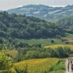 Anello Val di Fiastra: il paesaggio della valle attraversato da un piccolo gruppo di escursionisti