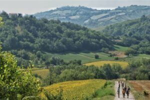 Anello Val di Fiastra: il paesaggio della valle attraversato da un piccolo gruppo di escursionisti