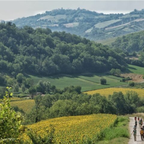 Anello Val di Fiastra: il paesaggio della valle attraversato da un piccolo gruppo di escursionisti