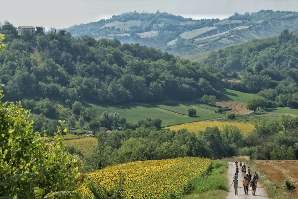 Anello Val di Fiastra: il paesaggio della valle attraversato da un piccolo gruppo di escursionisti