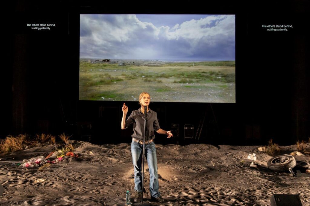 Alla Biennale di Venezia “La veggente” di Milo Rau: Ursina Lardi sulla scena 