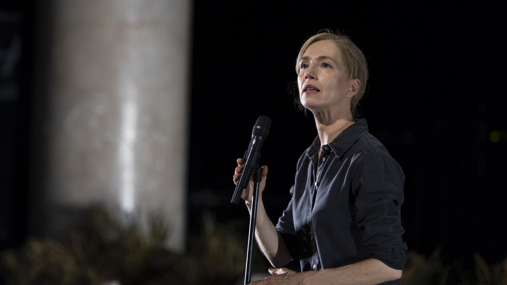 Alla Biennale di Venezia "La veggente" di Milo Rau: Ursina Lardi in scena
