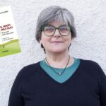 Cinzia Scaffidi, ritratto dell'autrice accanto al volume "Il senso dell'olio"