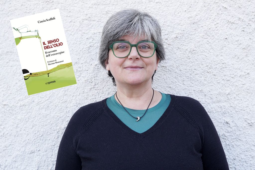 Cinzia Scaffidi, ritratto dell'autrice accanto al volume 