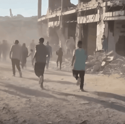 Civili palestinesi in cammino verso gli aiuti