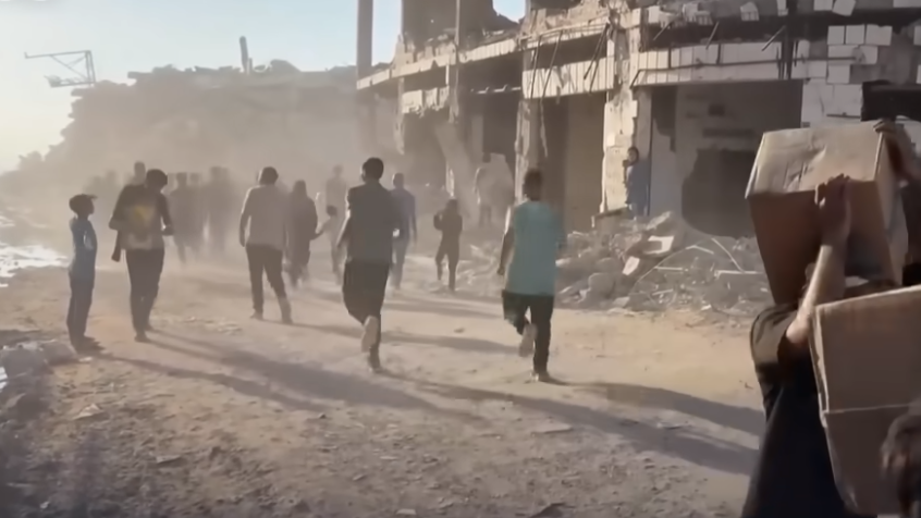 Civili palestinesi in cammino verso gli aiuti
