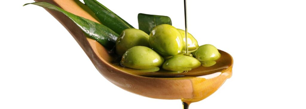 Cinzia Scaffidi, L'olio, che senso ha: una goccia d'olio su un mestolo pieno di olive
