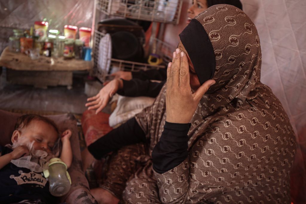 Mervat Hijazi, 38 anni, vive con i suoi nove figli in un campo di accoglienza a Gaza, dopo che suo marito è morto durante un bombardamento