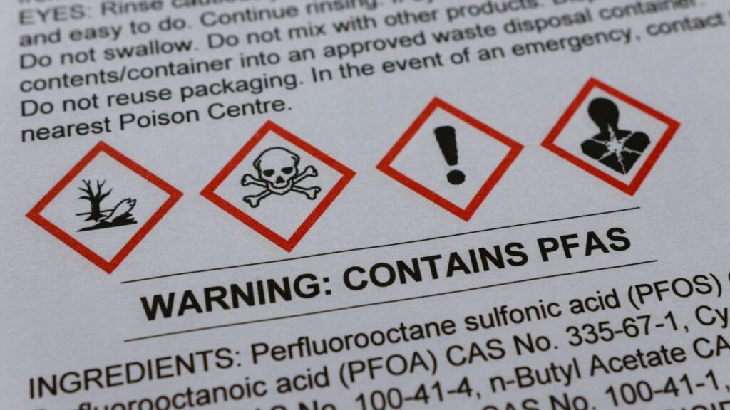 Il conto salato di Pfas: un'etichetta avverte sulla presenza di Pfas