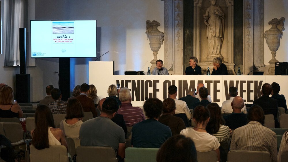 Un nuovo assetto mentale per fronteggiare il rischio «L’adozione di modelli circolari nelle città rappresenta un passo fondamentale verso un futuro in cui sviluppo economico e tutela ambientale possano convivere in equilibrio», sottolinea il rettore Benno Albrecht. «Per farlo, è necessario intravedere un nuovo orizzonte mentale che definiamo della post-sostenibilità, che permetta di fronteggiare tutti quei cambiamenti (geografici, sociali ed economici) di difficile previsione e, di conseguenza, saper adattare gli strumenti intellettuali, progettuali ed operativi in tal senso».
