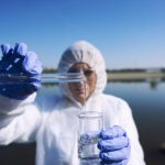 Il conto salato di Pfas: un biologo raccoglie una provetta d'acqua