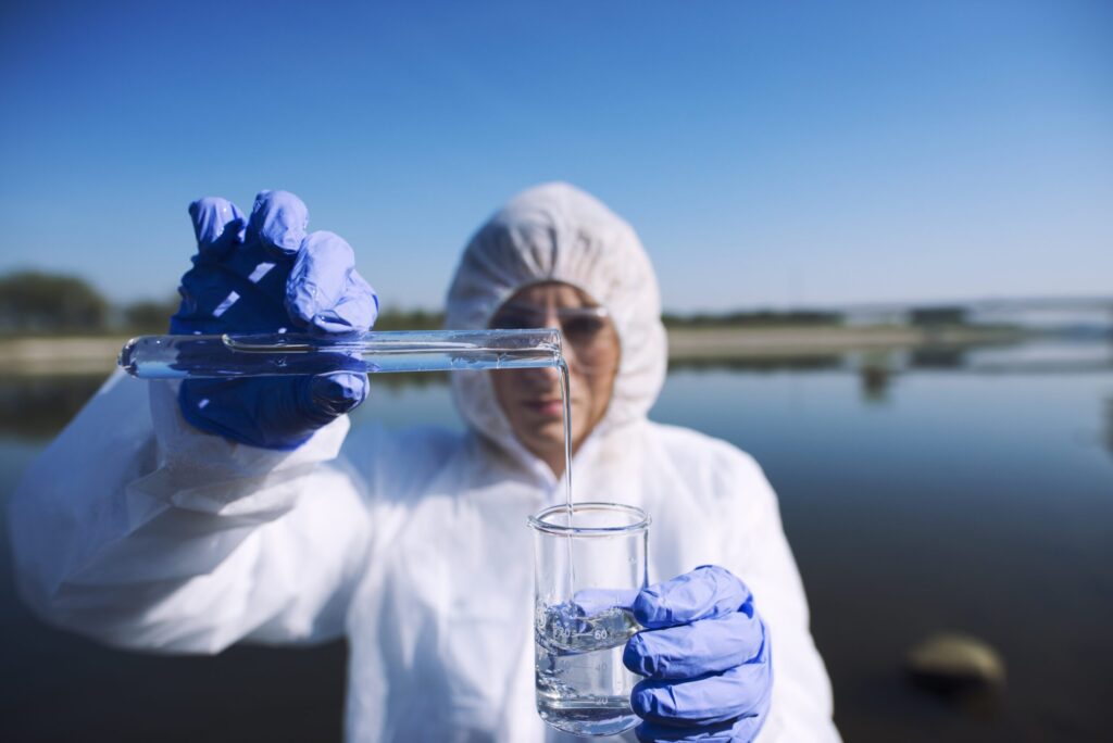 Il conto salato di Pfas: un biologo raccoglie una provetta d'acqua