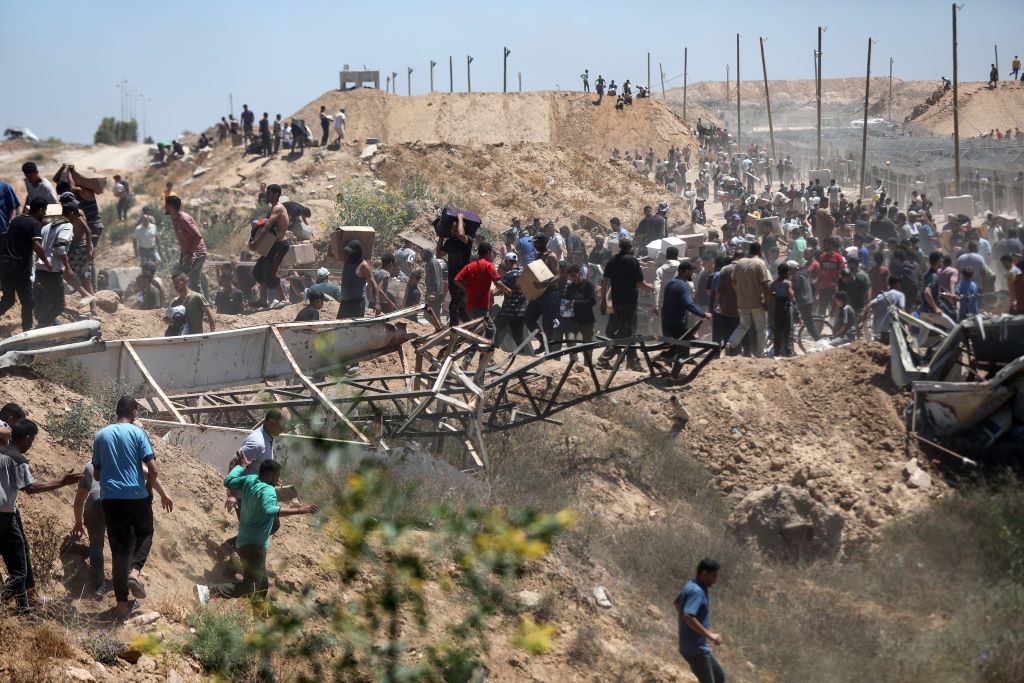 Migliaia di palestinesi a Gaza si affollano per recuperare aiuti alimentari forniti da una fondazione statunitense, 29 maggio